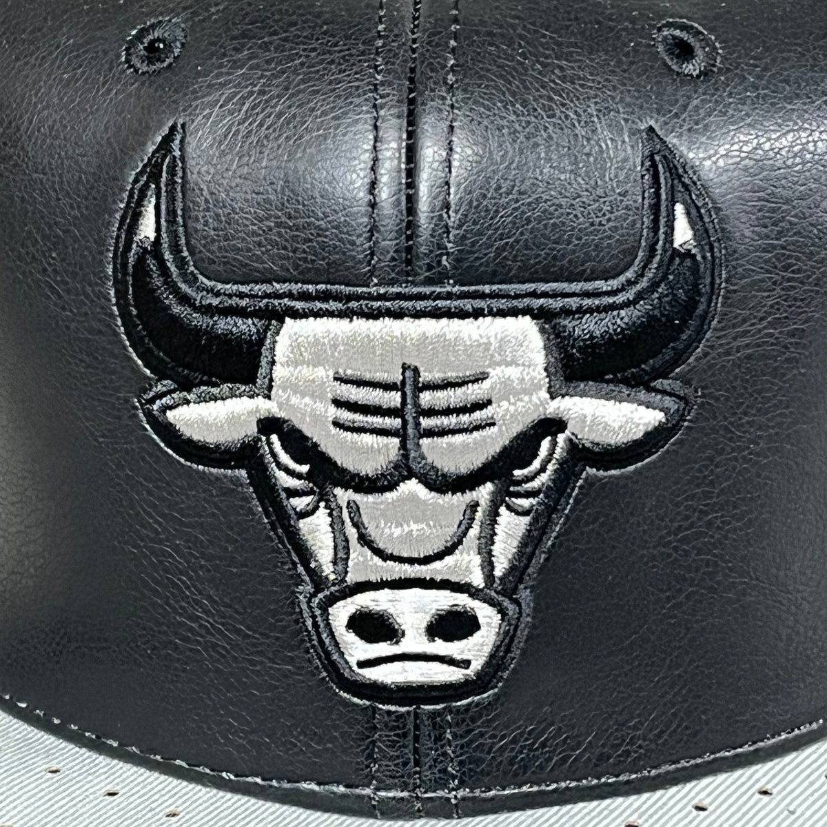 MITCHEL & NESS Chicago Bulls 2.0 Snapback Hat Men's Grey/Black One Size